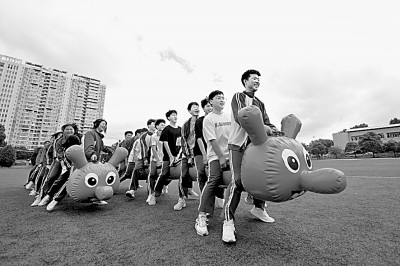 5月25日，貴州省岑鞏縣第一中學高三學生正在做減壓游戲“多足毛毛蟲”。唐鵬攝/光明圖片