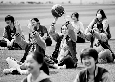 5月27日，江苏省南京市田家炳高级中学高三学生在做减压游戏。苏阳摄/光明图片
